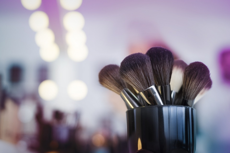 Как правильно чистить кисти для макияжа?